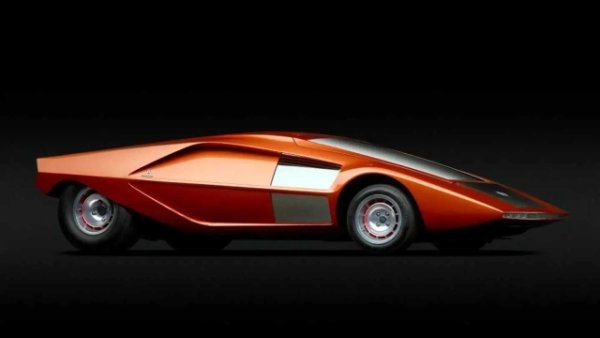 Легендата разказва, че Нучио Бертоне го представил на висшия мениджмънт на Lancia, като подал модела под решетката на портата на фабриката в Торино. Висок само 84,6 сантиметра , Strato's Zero издига клиновия профил, въведен от Alfa Romeo Carabo, до още по-голяма крайност, отказвайки се от вратите в полза на достъпа до купето през предното стъкло. За целта дори премества шарнирната кормилна колона. 

Роден от гения на Марчело Гандини и представен на автомобилното изложение в Торино през 1970 г. , автомобилът дебютира с иновативна  концепция за компанията в Торино, тази на средно разположен двигател, спортно купе,. По този начин става предвестник на Stratos, който диктува модата в Световния рали шампионат между 1974 и 1976 г. Безпогрешен от всеки ъгъл, от който го погледнете, това чудо приема заострена предна повърхност, покрита изцяло от хоризонтално развити светлинни клъстери, докато отзад светлините с шестоъгълна форма включват вентилационен отвор. Страничният профил е футуристичен , в който двойните прозорци и силно изваяните ребра се открояват, придавайки формите на Strato Zero от научната фантастика.

Предоставяйки достъп до двигателя,V4, взет от Lancia Fulvia, но чрез преден капак с триъгълна форма, който първоначално съответства на сребристото на каросерията. Сега се откроява в контраст, тъй като колата е пребоядисана в оранжево . Към днешна дата Strato's Zero принадлежи на частна колекция, разположена в Съединените щати, и се появява само на най-ексклузивните международни изложби. 

